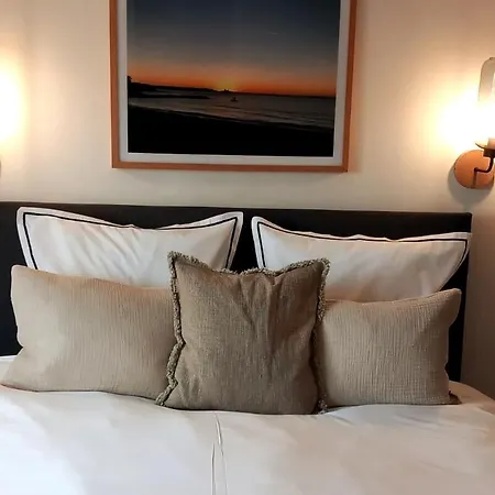 Rare 3 Bedroom 2 Bath Modern With Views In Old Center Apartman *