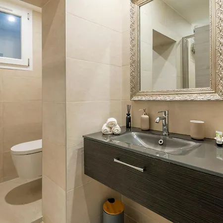 Rare 3 Bedroom 2 Bath Modern With Views In Old Center أنتيب