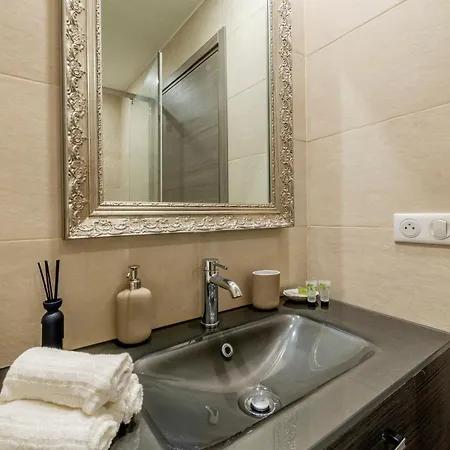 Rare 3 Bedroom 2 Bath Modern With Views In Old Center شقة أنتيب